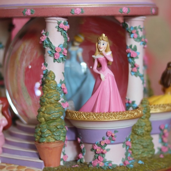 Disney Collector’s Princess Snow Globe Gazebo - Picture 2 of 7